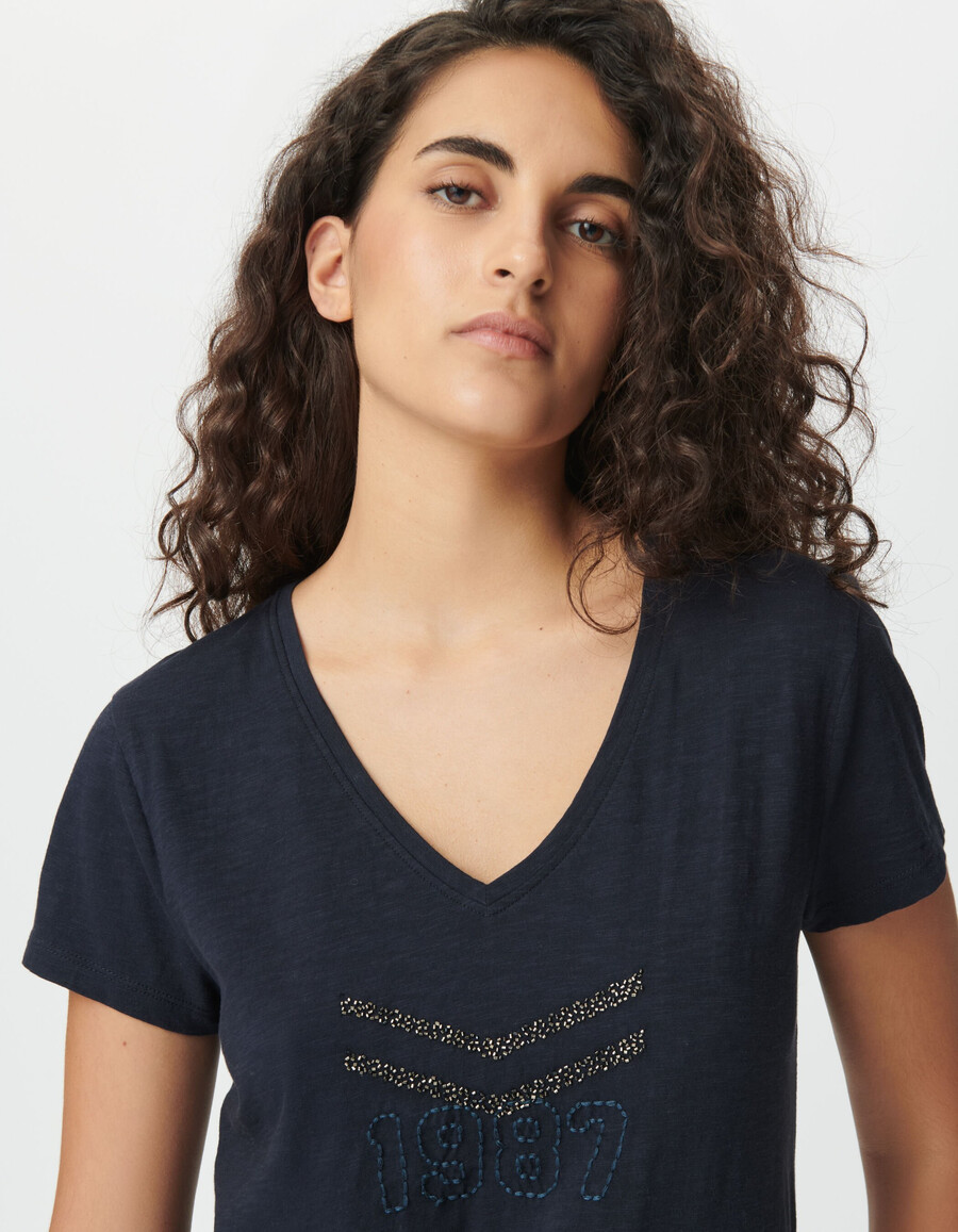 camiseta de algodón orgánico azul marino para mujer con chevrones bordados