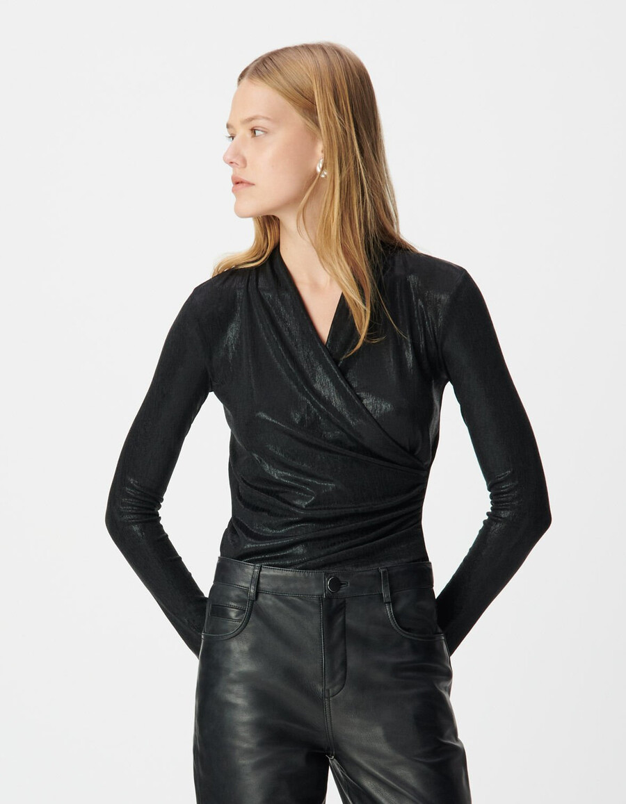 camiseta cruzada de lamé negra para mujer