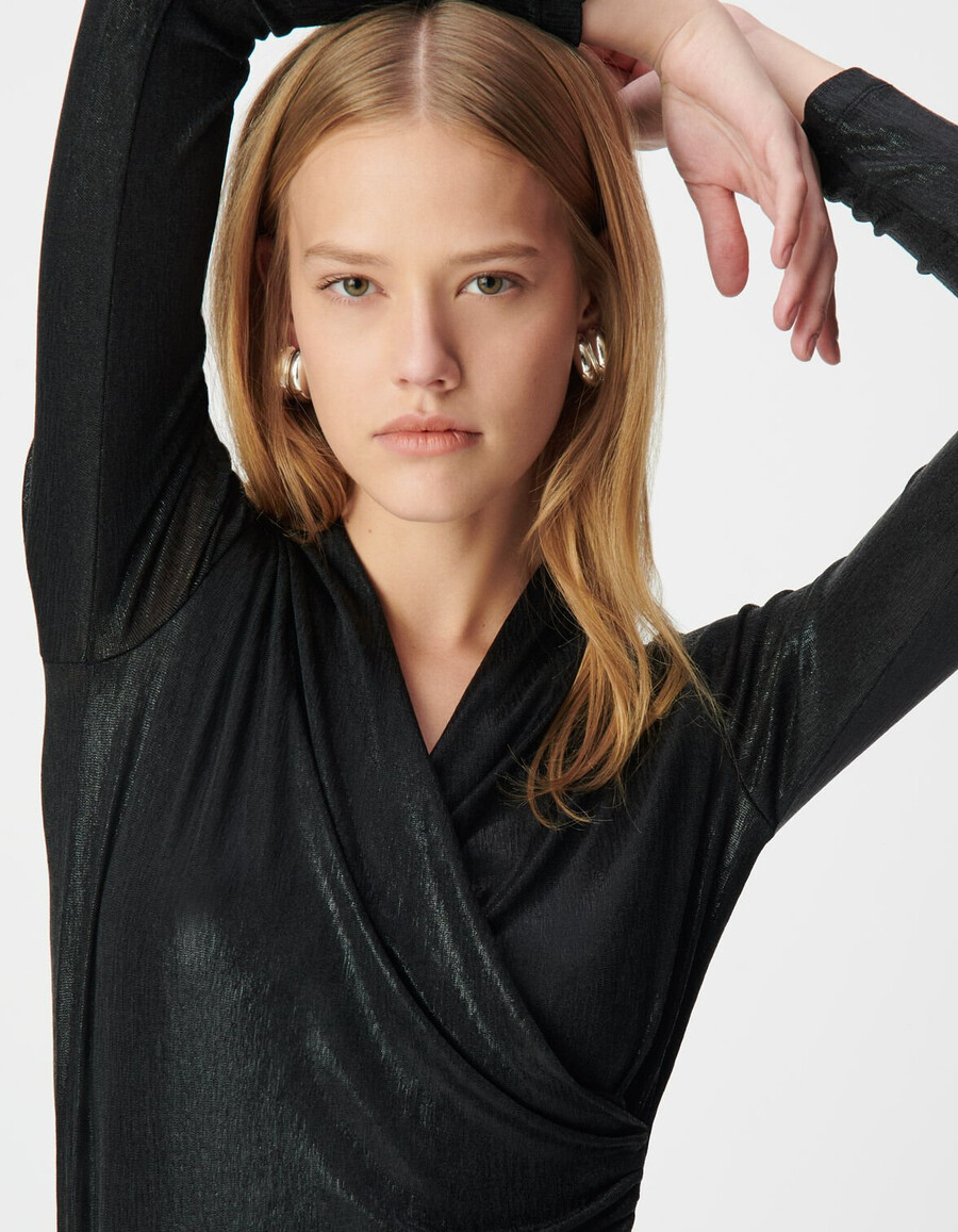 camiseta cruzada de lamé negra para mujer