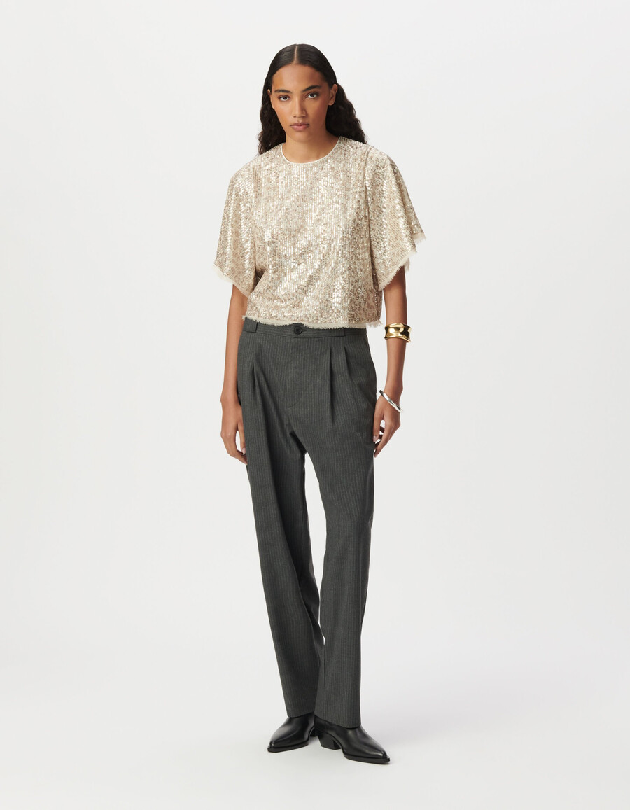 top beige de mujer con lentejuelas doradas y mangas mariposa