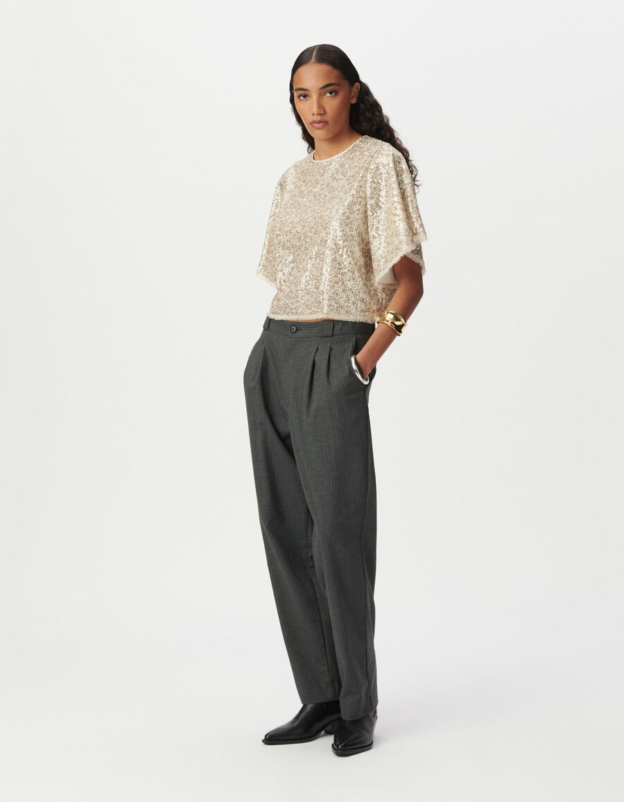 top beige de mujer con lentejuelas doradas y mangas mariposa