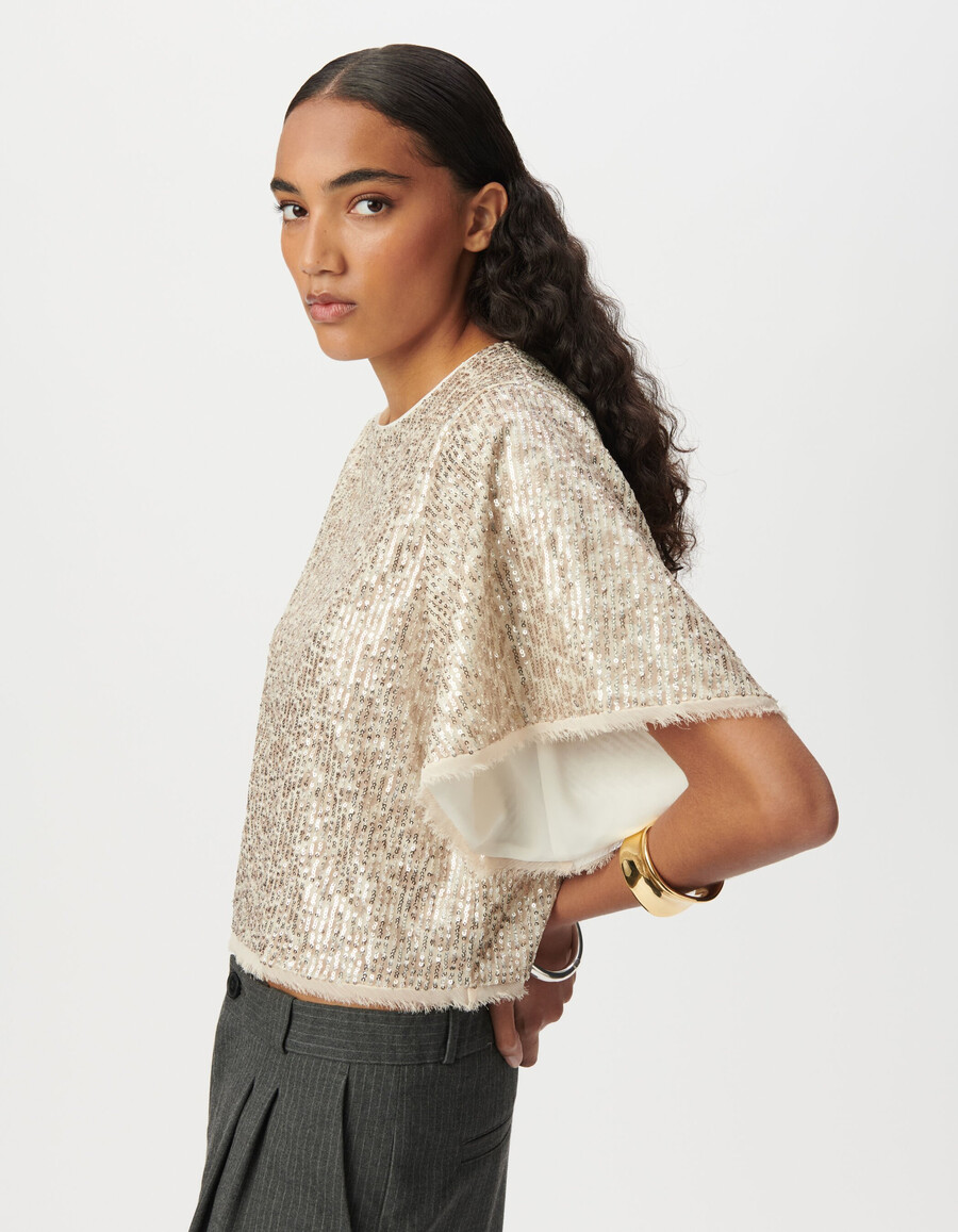 top beige de mujer con lentejuelas doradas y mangas mariposa