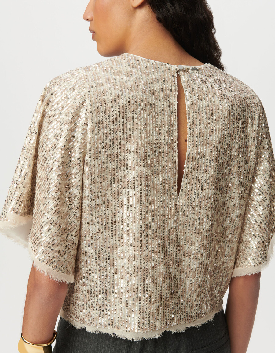 top beige de mujer con lentejuelas doradas y mangas mariposa
