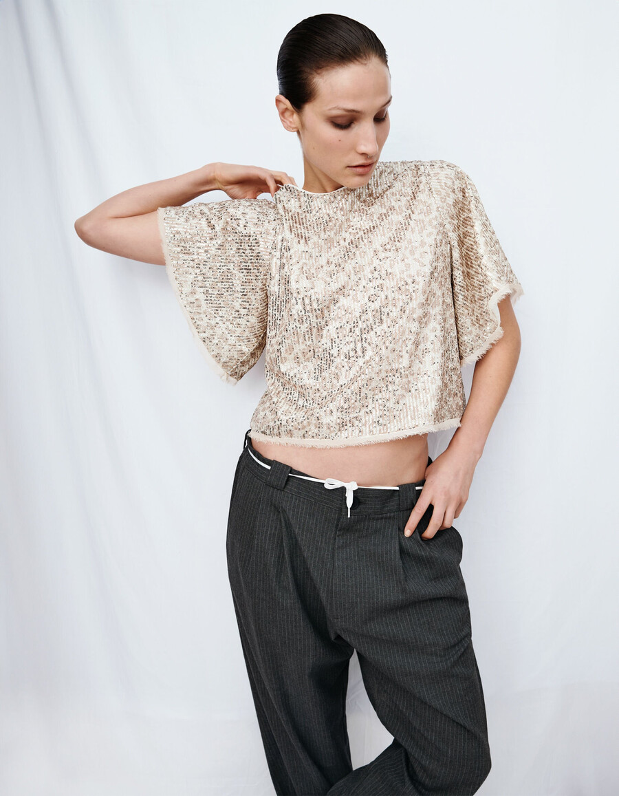 top beige de mujer con lentejuelas doradas y mangas mariposa