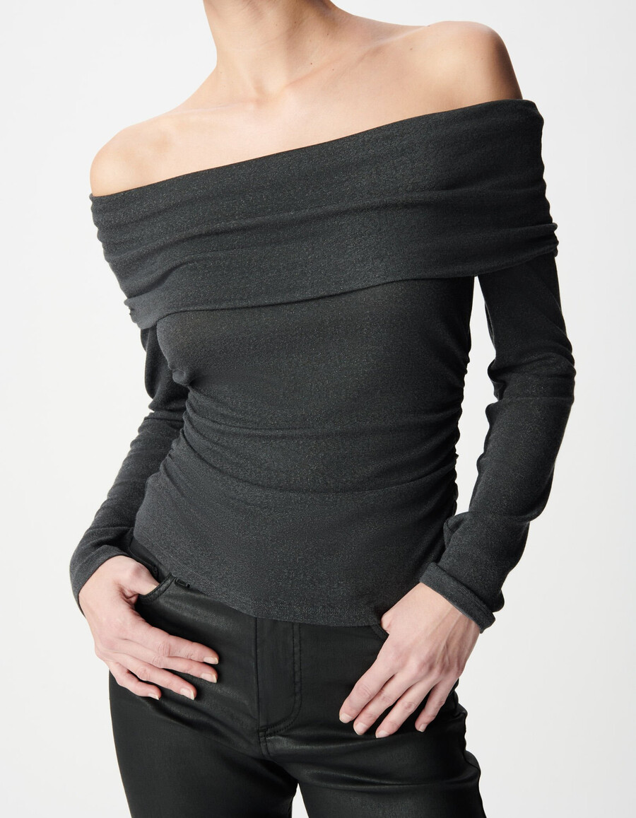 camiseta gris de malla con lentejuelas y cuello bustier para mujer