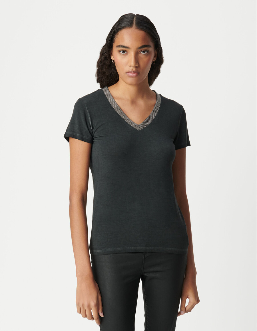 camiseta negra de manga corta con cuello en v para mujer