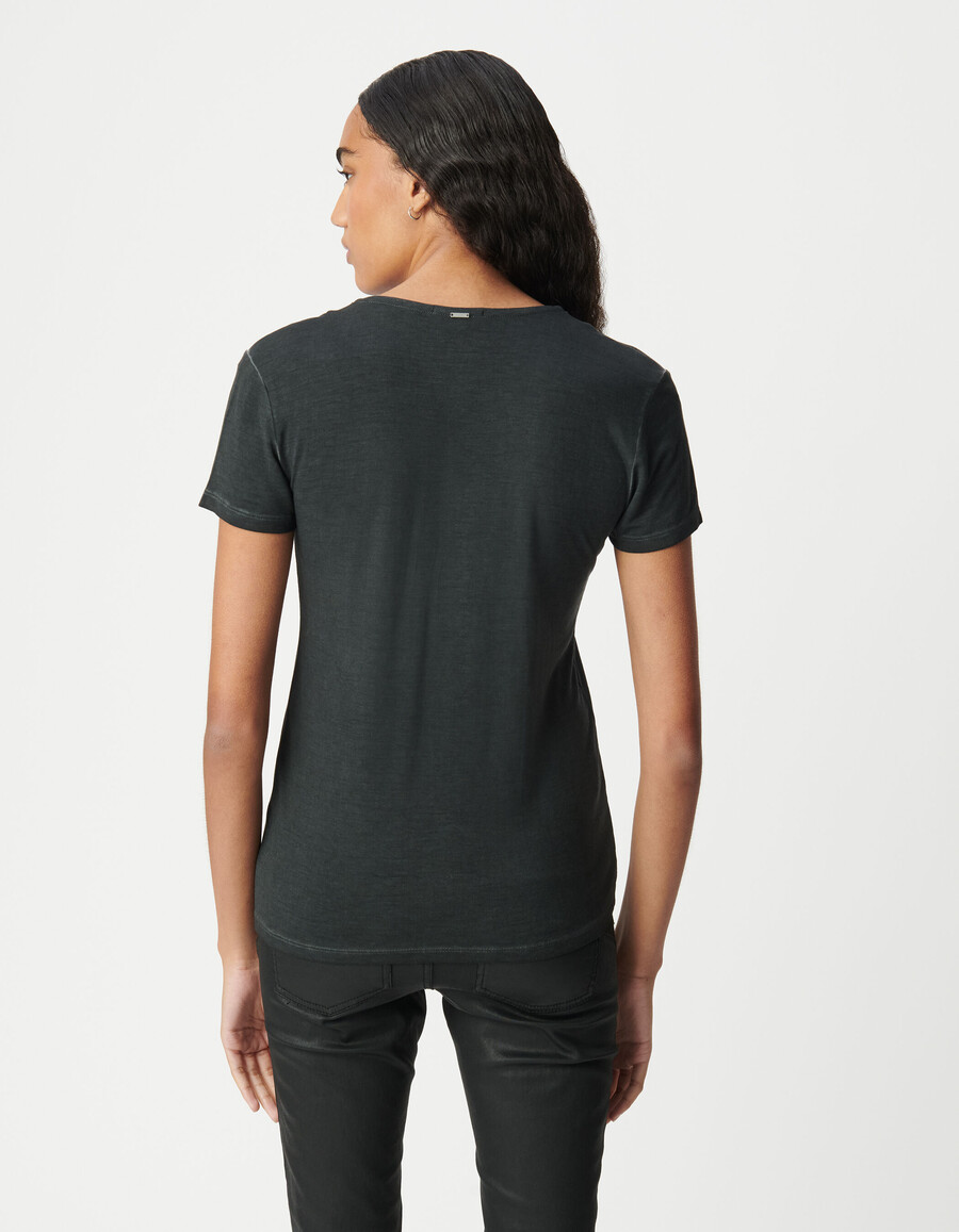 camiseta negra de manga corta con cuello en v para mujer