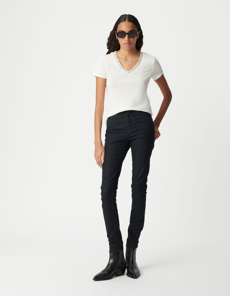 camiseta blanca de manga corta con cuello en v para mujer
