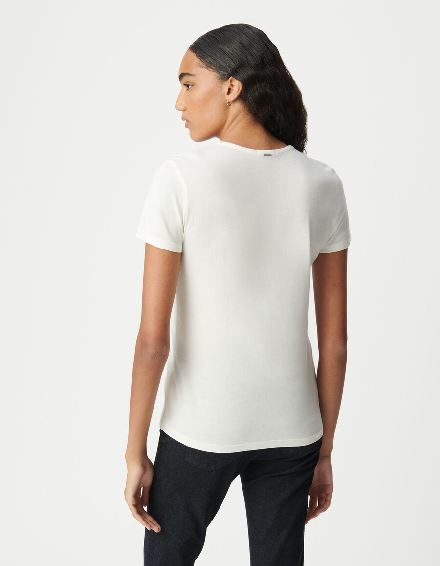 camiseta blanca de manga corta con cuello en v para mujer