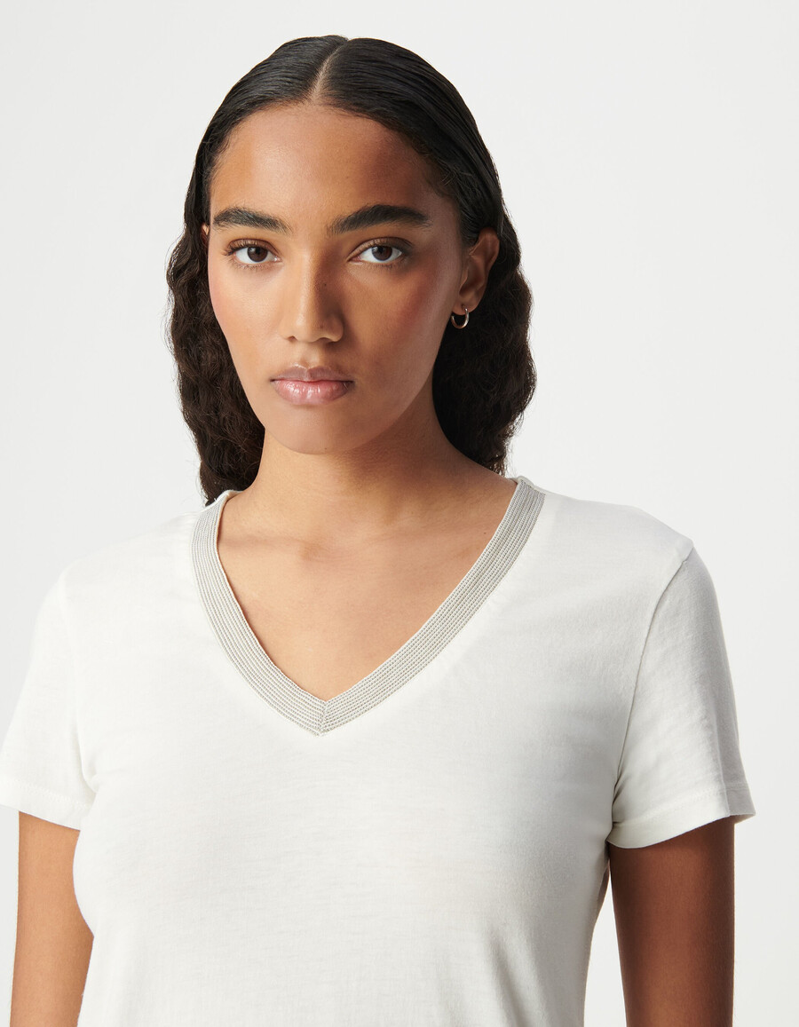 camiseta blanca de manga corta con cuello en v para mujer