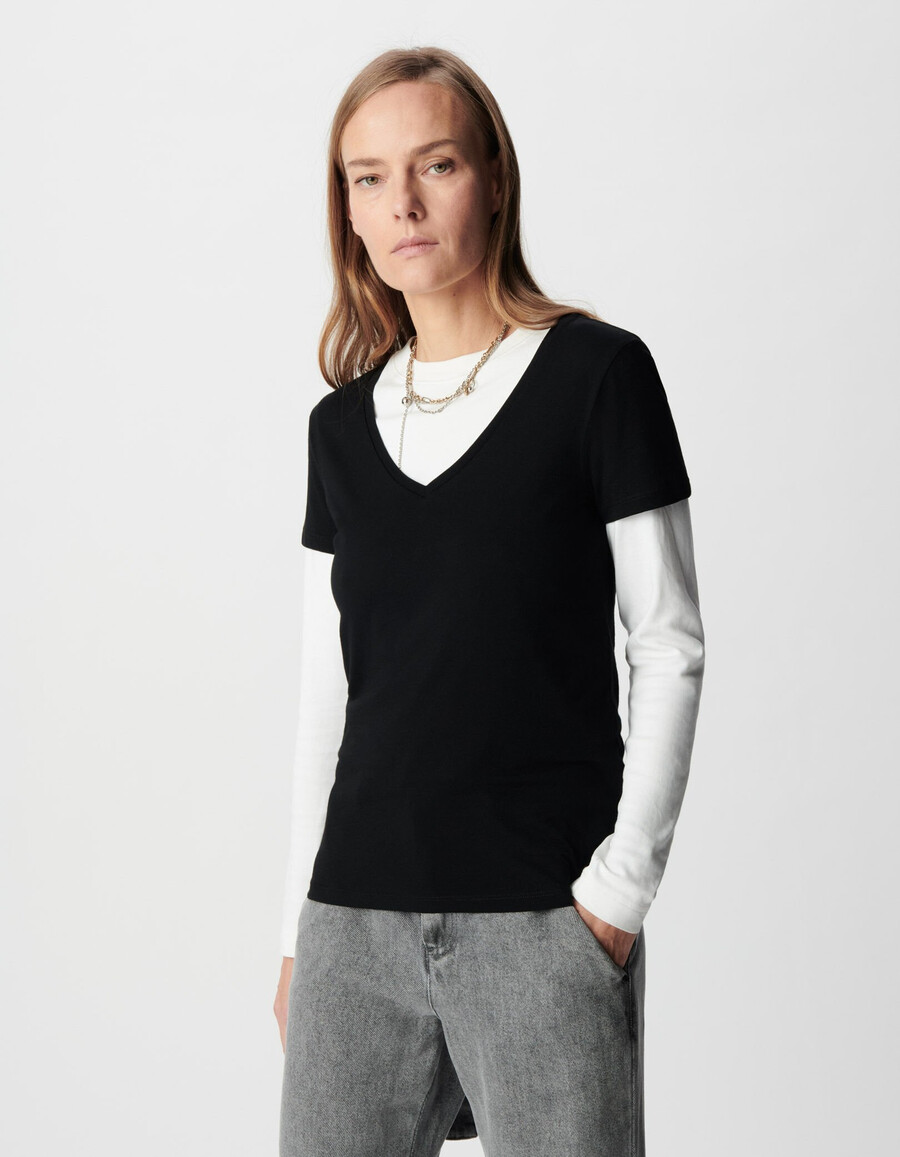 camiseta negra con cuello en v y bordado de chevron en la espalda para mujer