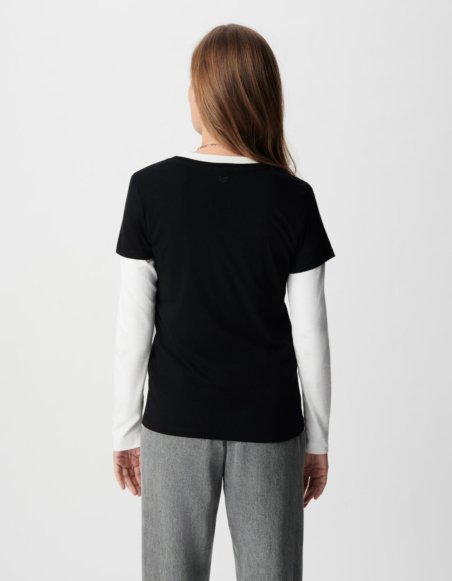 camiseta negra con cuello en v y bordado de chevron en la espalda para mujer