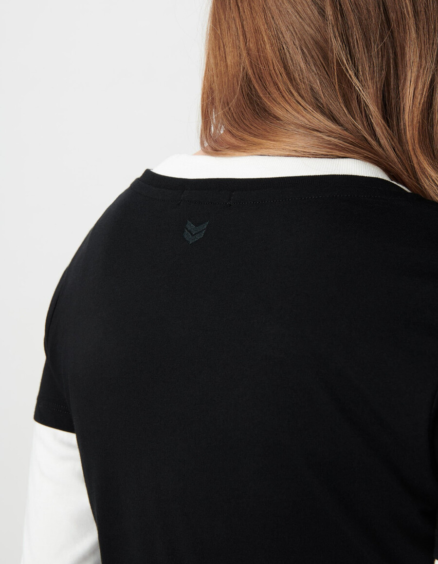 camiseta negra con cuello en v y bordado de chevron en la espalda para mujer