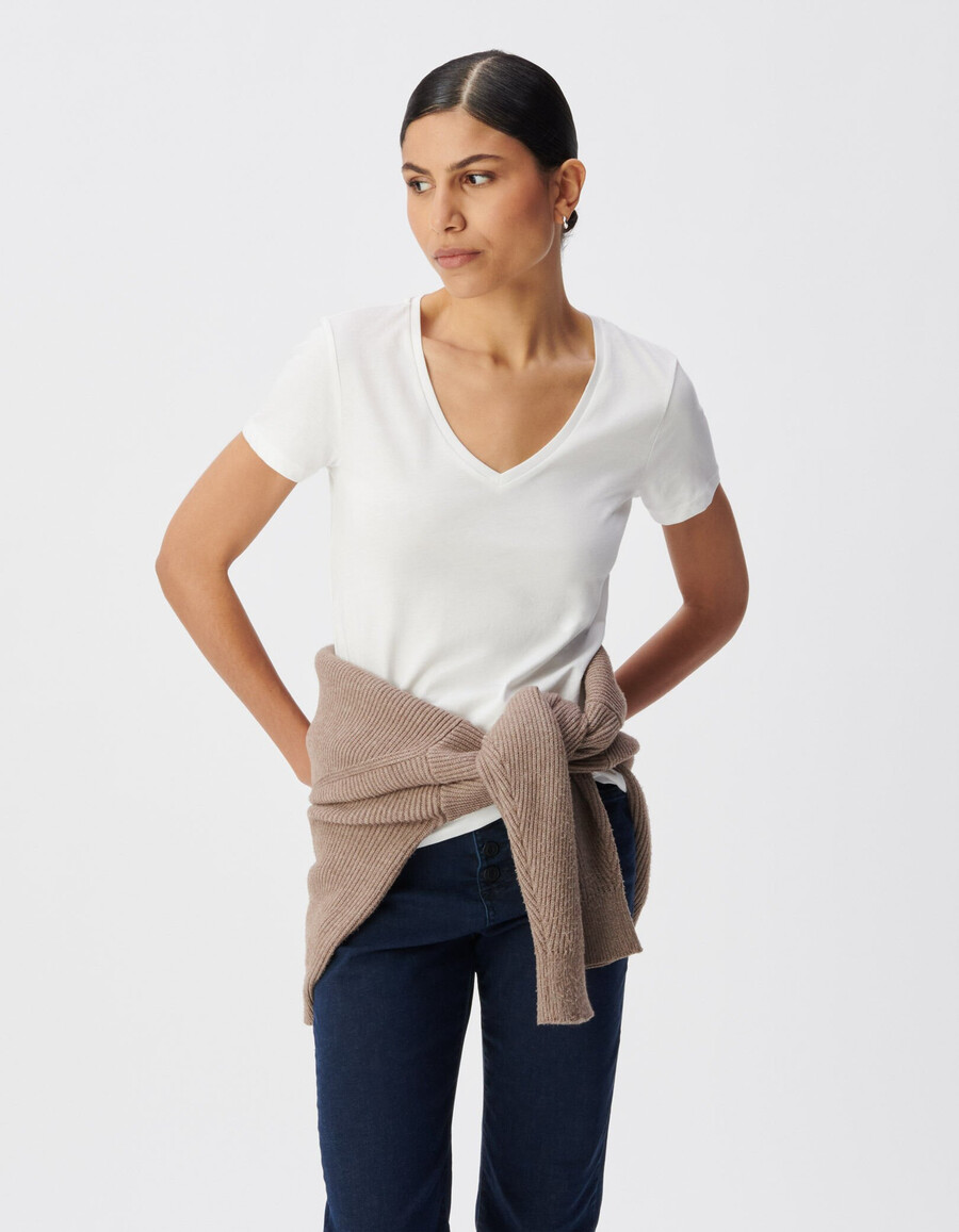 camiseta blanca con cuello en v y bordado de chevron en la espalda para mujer