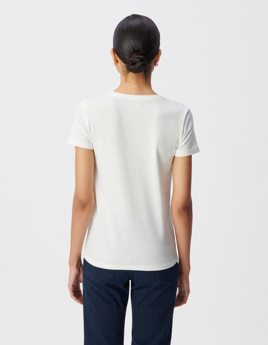 camiseta blanca con cuello en v y bordado de chevron en la espalda para mujer