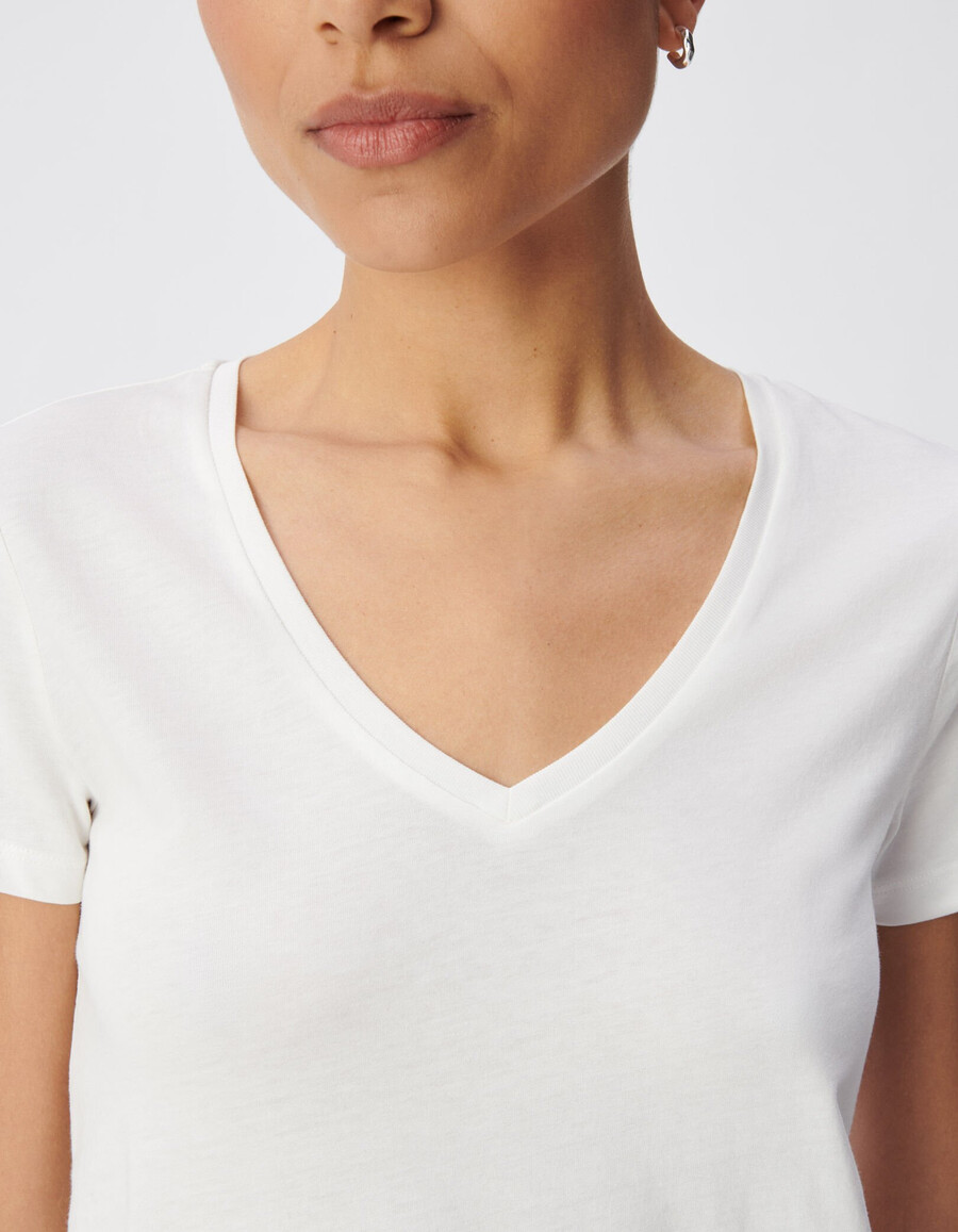 camiseta blanca con cuello en v y bordado de chevron en la espalda para mujer