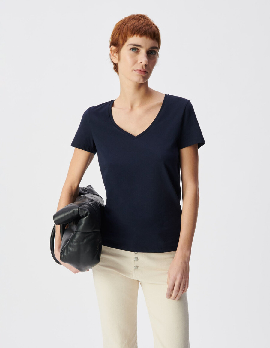 camiseta azul marino con cuello en v y bordado de chevron en la espalda para mujer