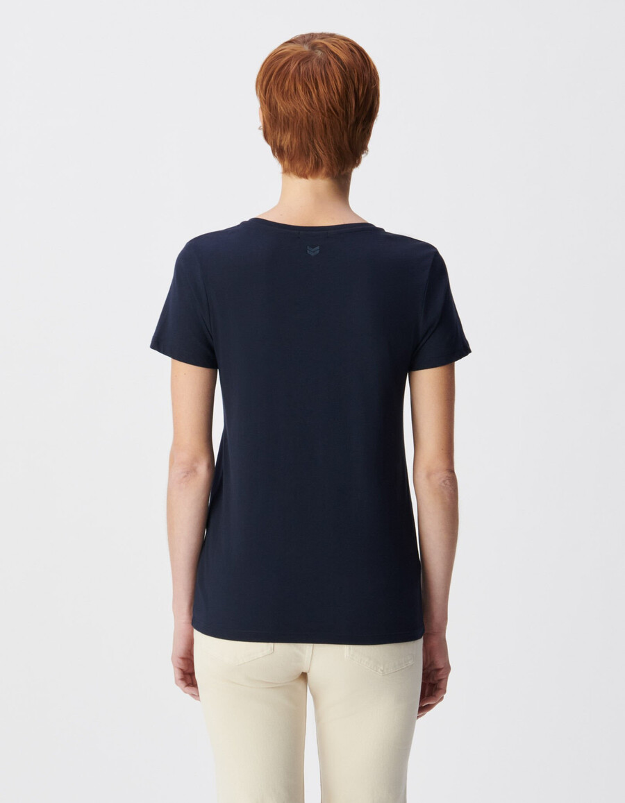 camiseta azul marino con cuello en v y bordado de chevron en la espalda para mujer
