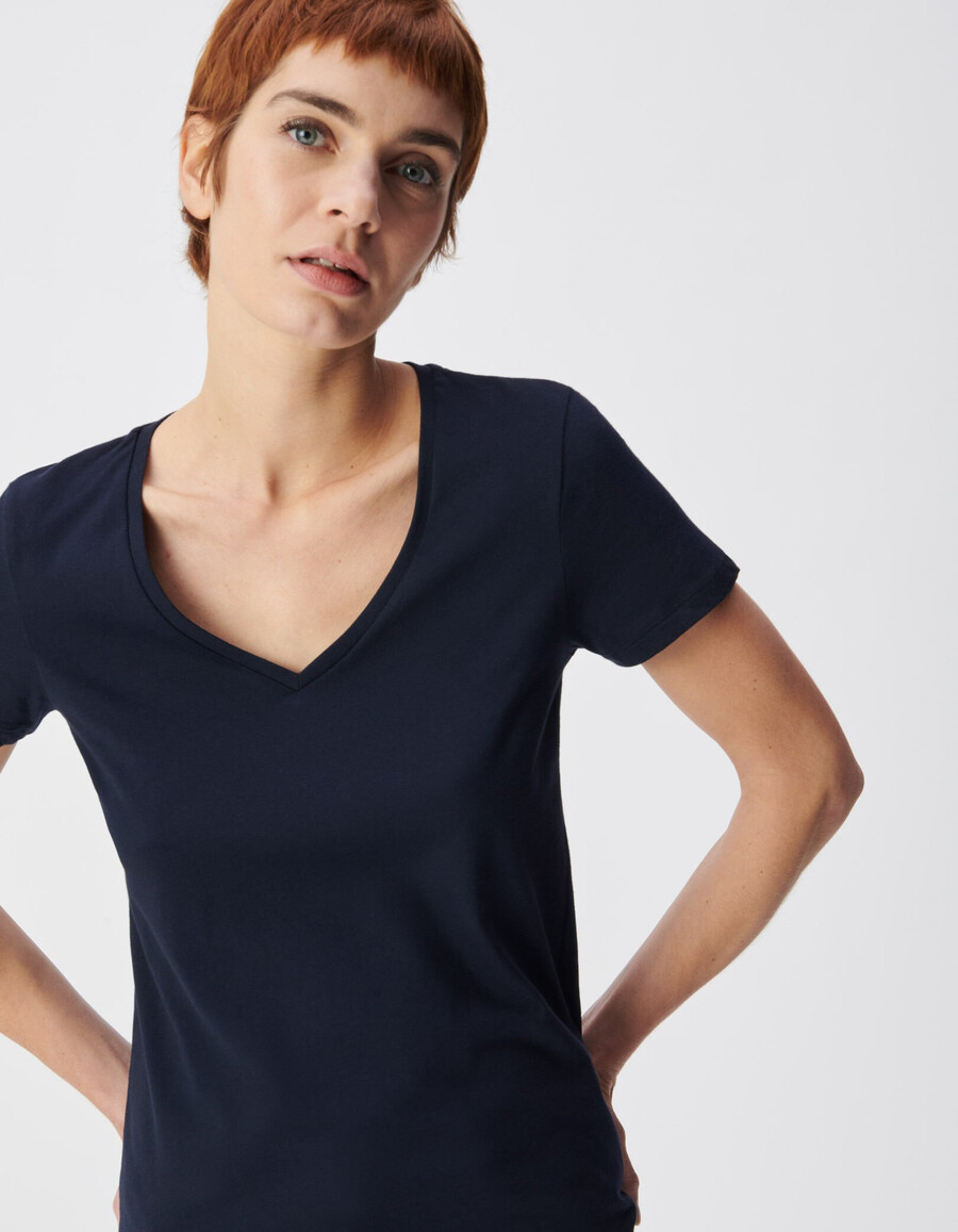 camiseta azul marino con cuello en v y bordado de chevron en la espalda para mujer