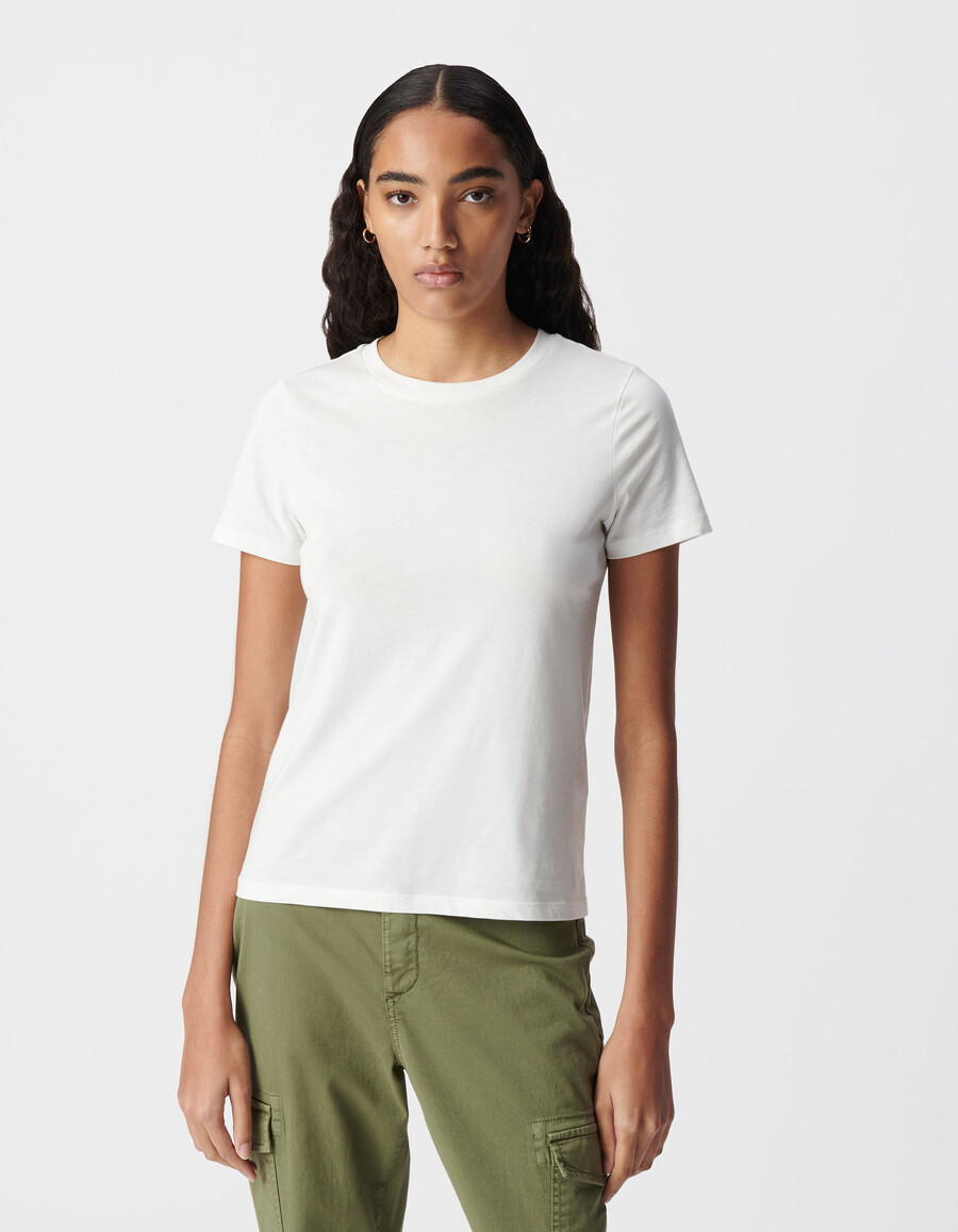 camiseta blanca de cuello redondo con bordado de chevron en la espalda para mujer