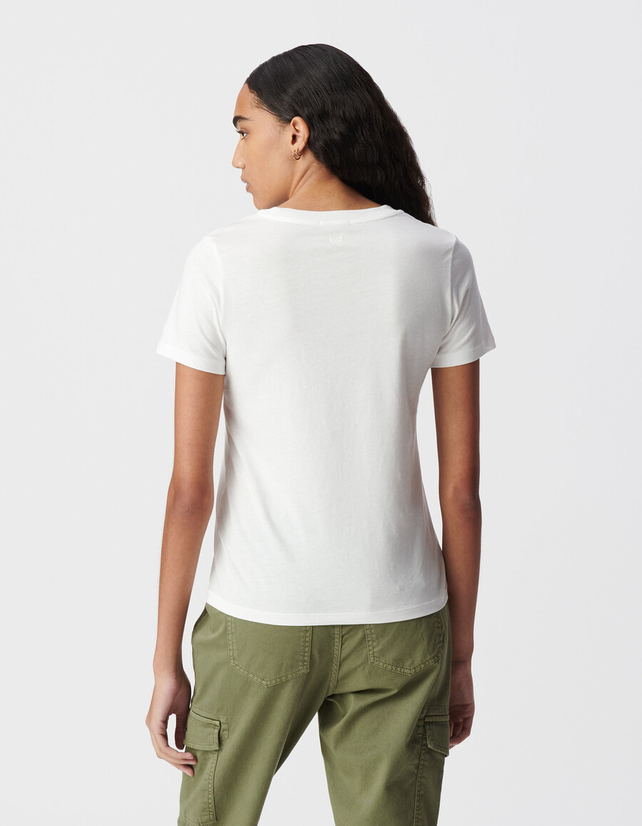 camiseta blanca de cuello redondo con bordado de chevron en la espalda para mujer