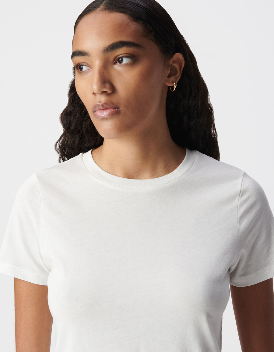 camiseta blanca de cuello redondo con bordado de chevron en la espalda para mujer