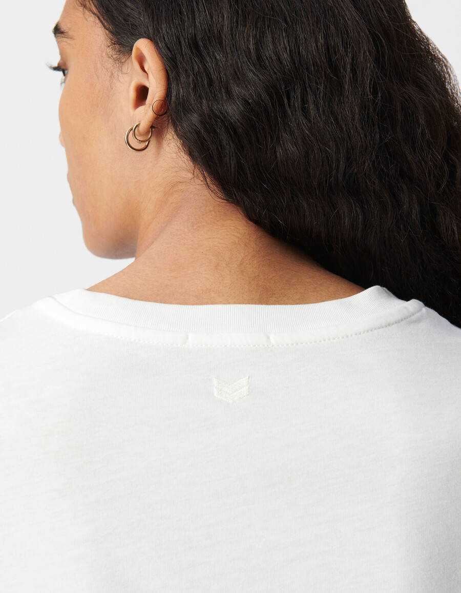 camiseta blanca de cuello redondo con bordado de chevron en la espalda para mujer