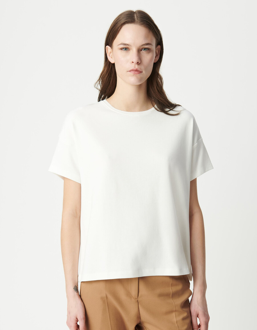 camiseta blanca de cuello redondo con bordado de chevron en la espalda para mujer