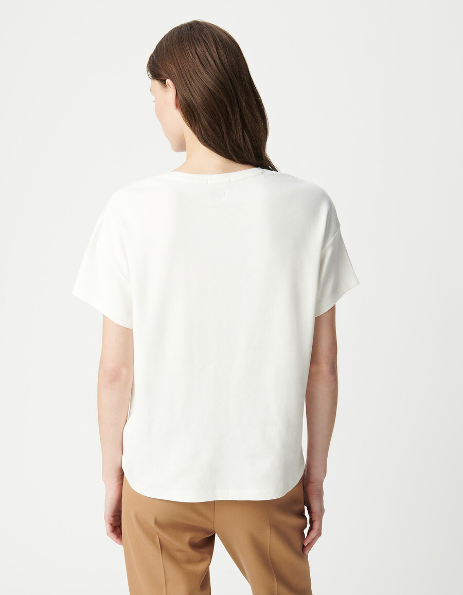 camiseta blanca de cuello redondo con bordado de chevron en la espalda para mujer