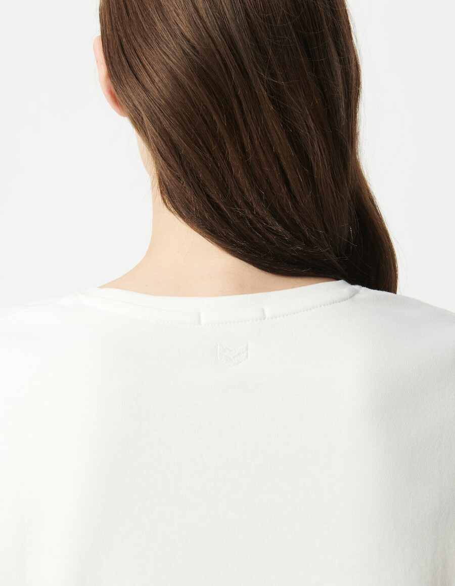 camiseta blanca de cuello redondo con bordado de chevron en la espalda para mujer