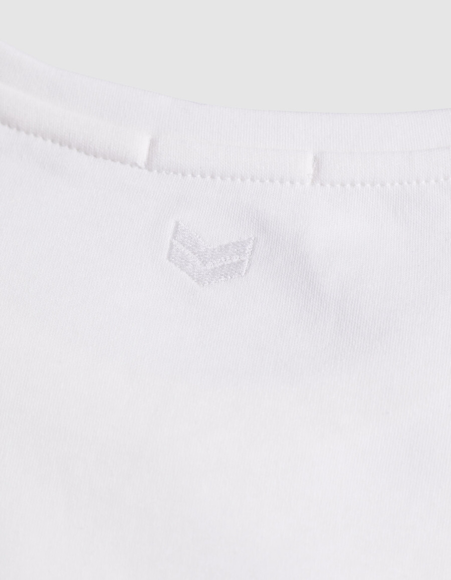 camiseta blanca de cuello redondo con bordado de chevron en la espalda para mujer