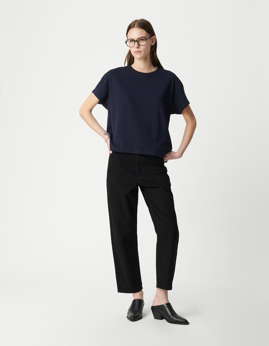 camiseta azul marino con cuello redondo y espalda bordada de chevron para mujer