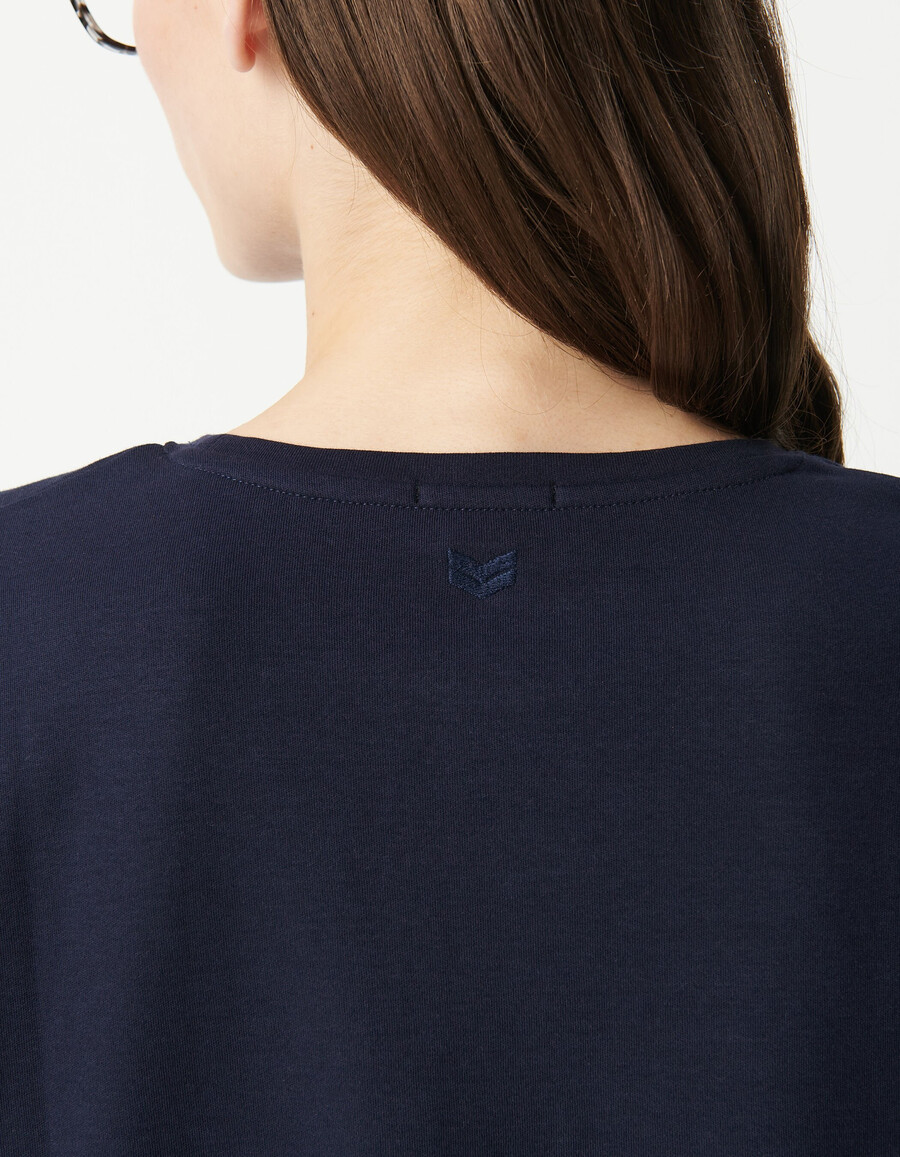 camiseta azul marino con cuello redondo y espalda bordada de chevron para mujer