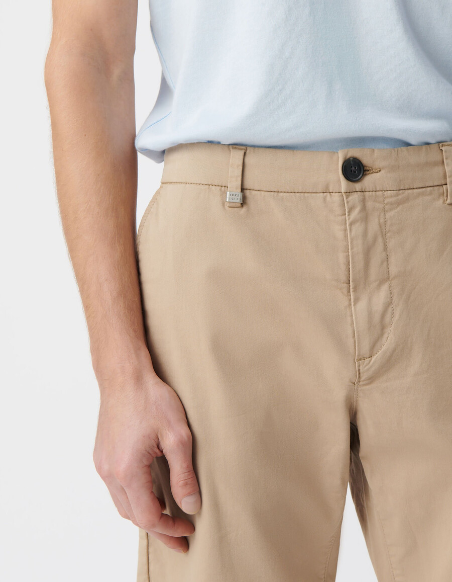 bermudas chinas cónicas color arena para hombre
