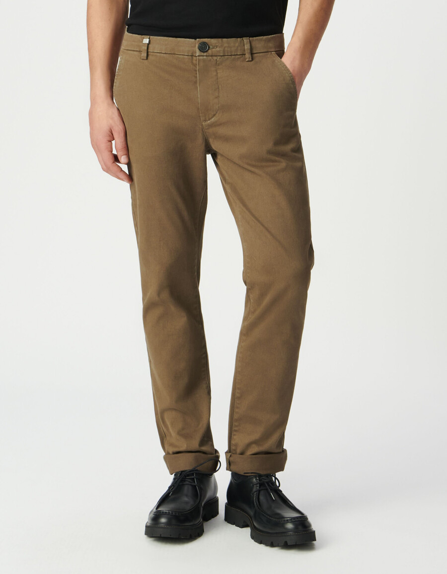 pantalones chinos ajustados beige oscuro para hombre