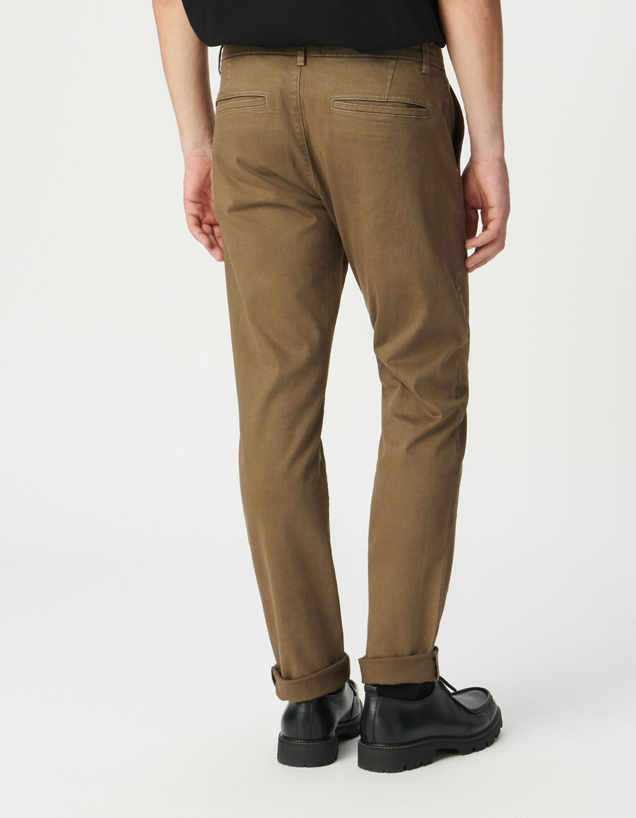 pantalones chinos ajustados beige oscuro para hombre