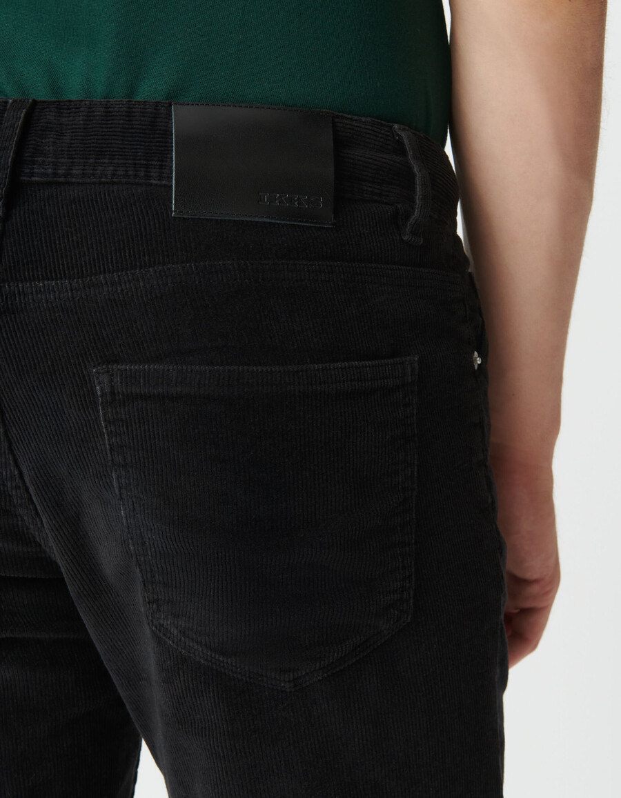 pantalones ajustados de pana negra para hombre