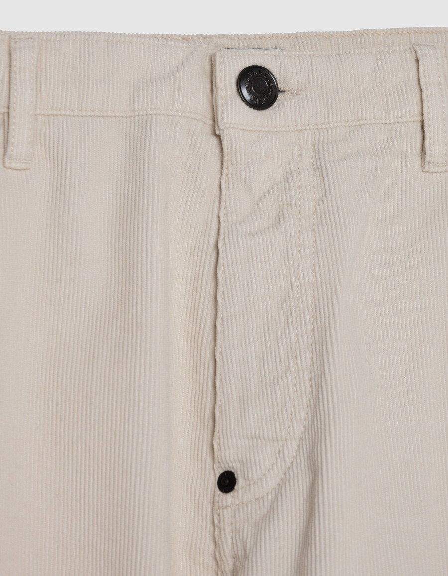 pantalones chinos rectos de terciopelo acanalado color crudo para hombre