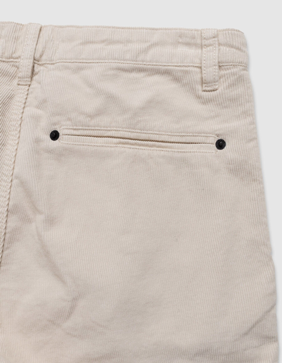 pantalones chinos rectos de terciopelo acanalado color crudo para hombre