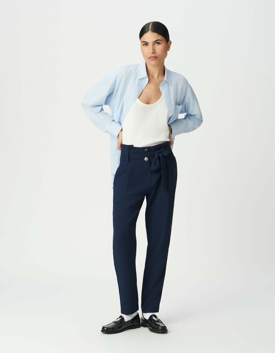 pantalones de cintura alta con cinturón azul marino