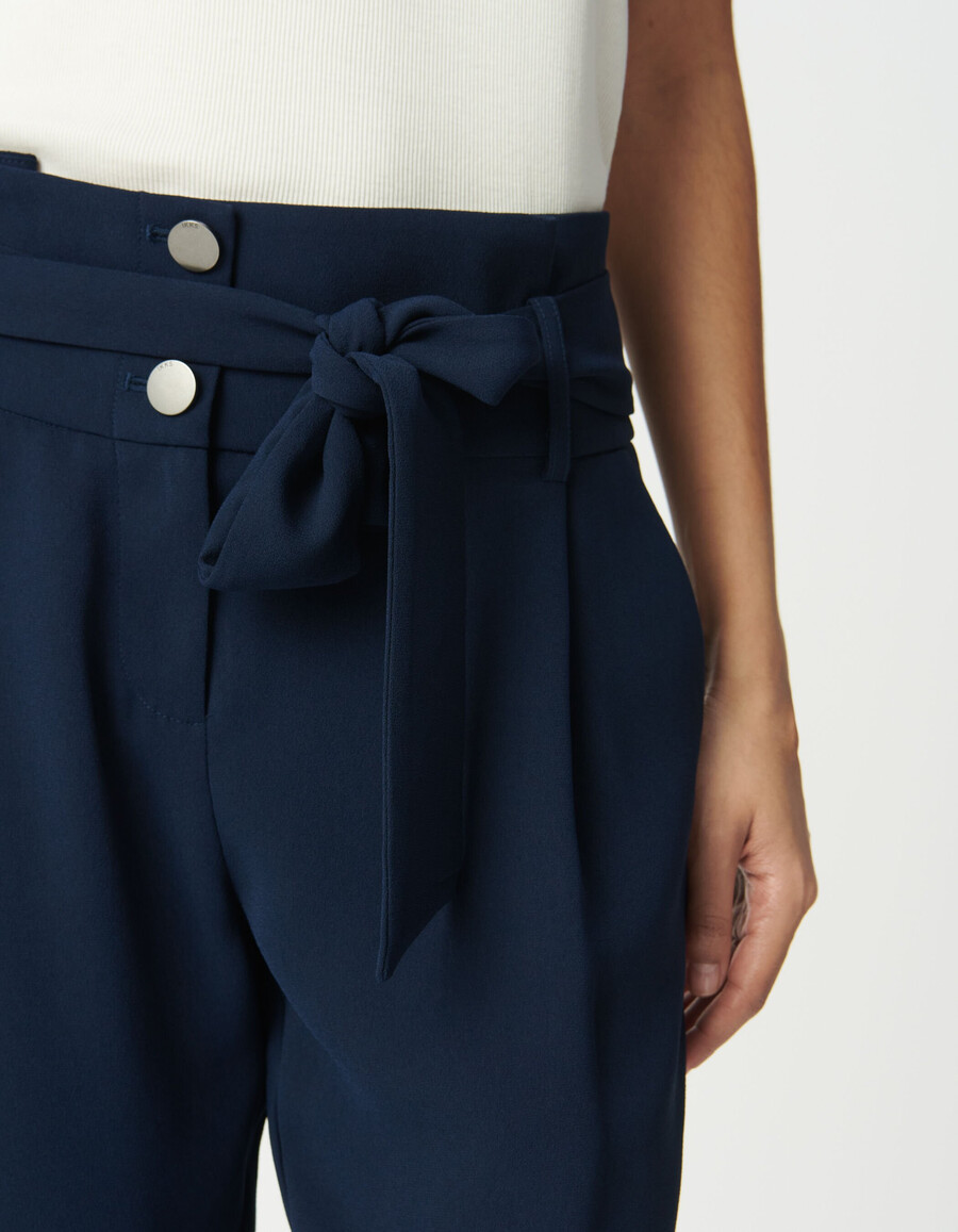 pantalones de cintura alta con cinturón azul marino