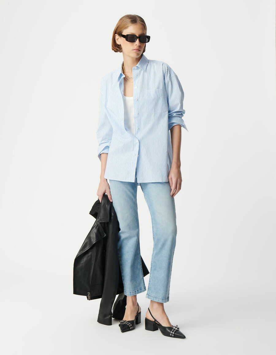 vaqueros azules cropped para mujer con botones powerstretch visibles
