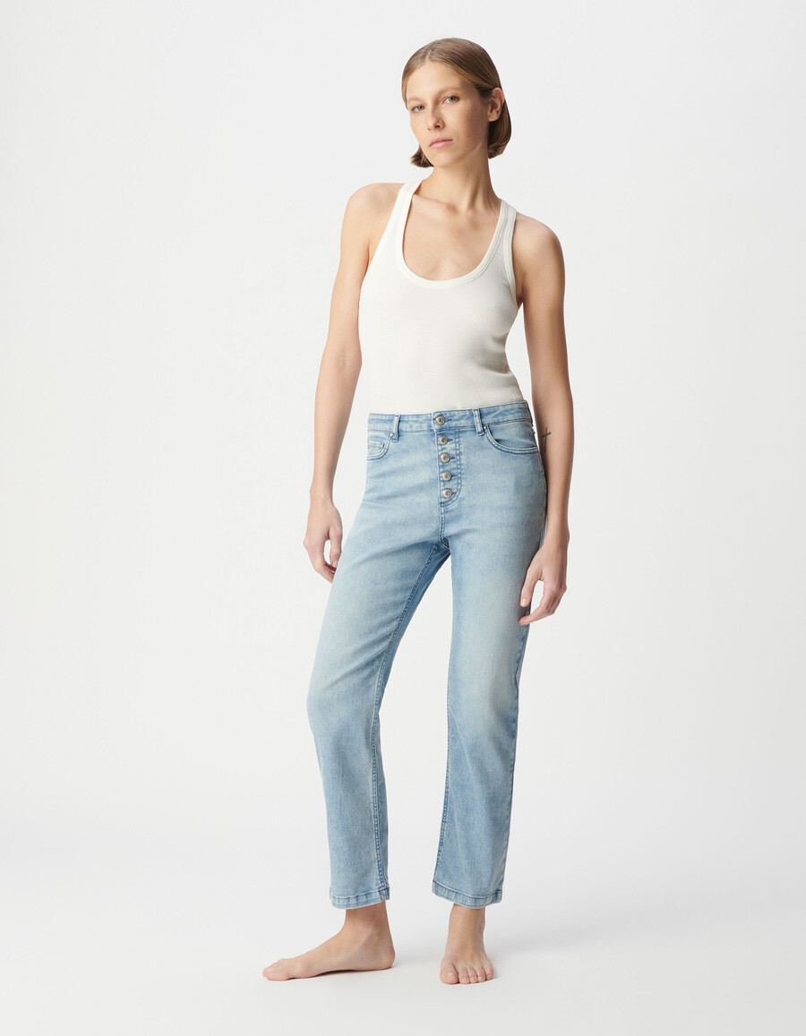 vaqueros azules cropped para mujer con botones powerstretch visibles