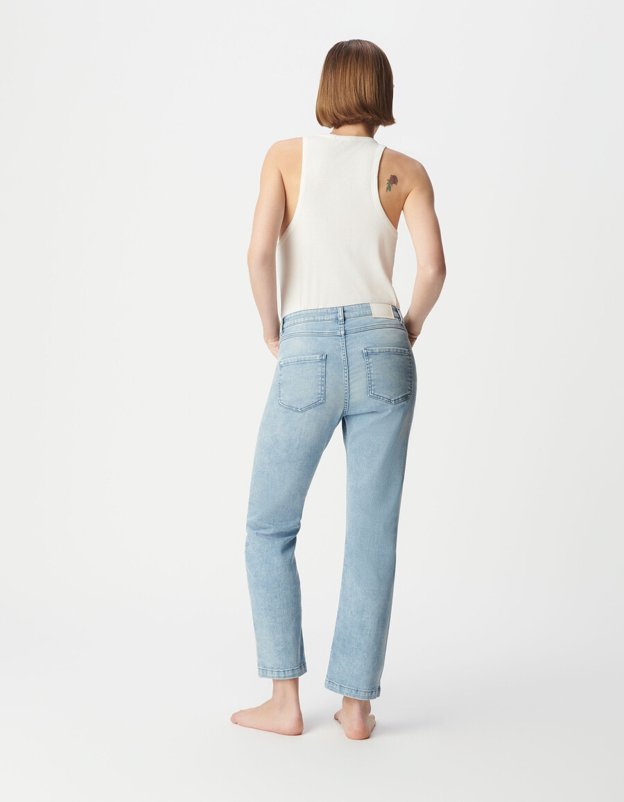 vaqueros azules cropped para mujer con botones powerstretch visibles