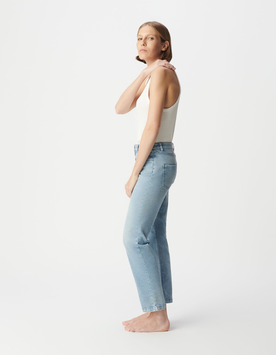 vaqueros azules cropped para mujer con botones powerstretch visibles