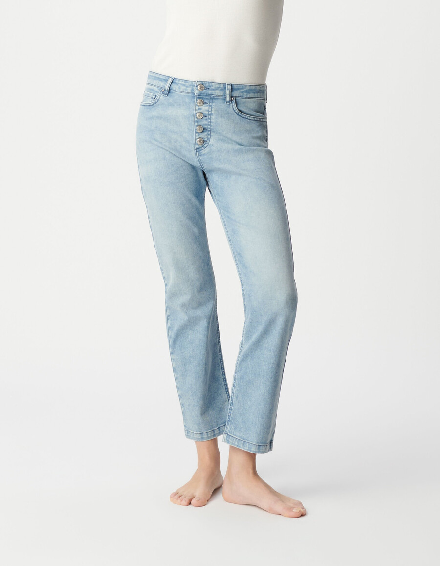 vaqueros azules cropped para mujer con botones powerstretch visibles