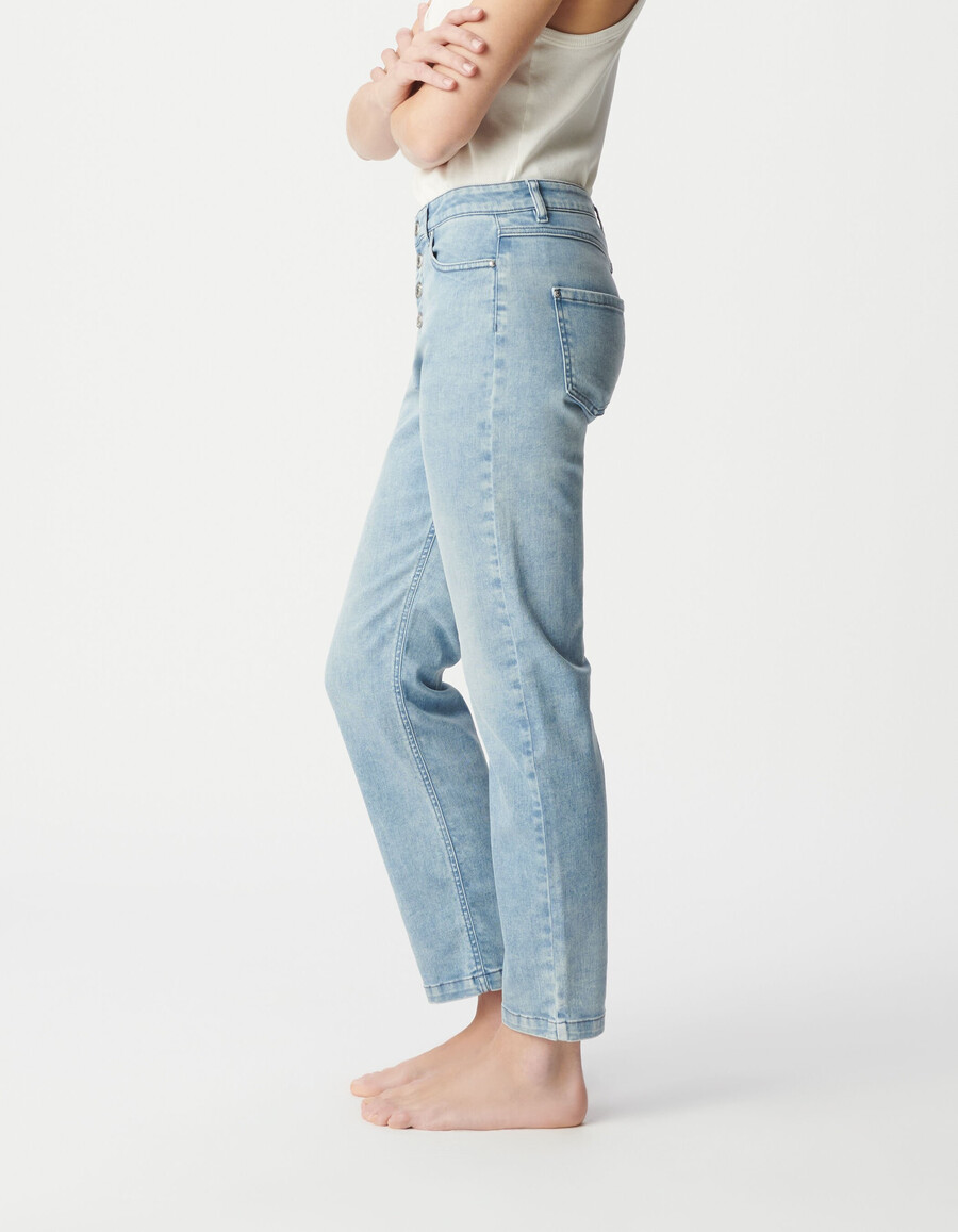 vaqueros azules cropped para mujer con botones powerstretch visibles