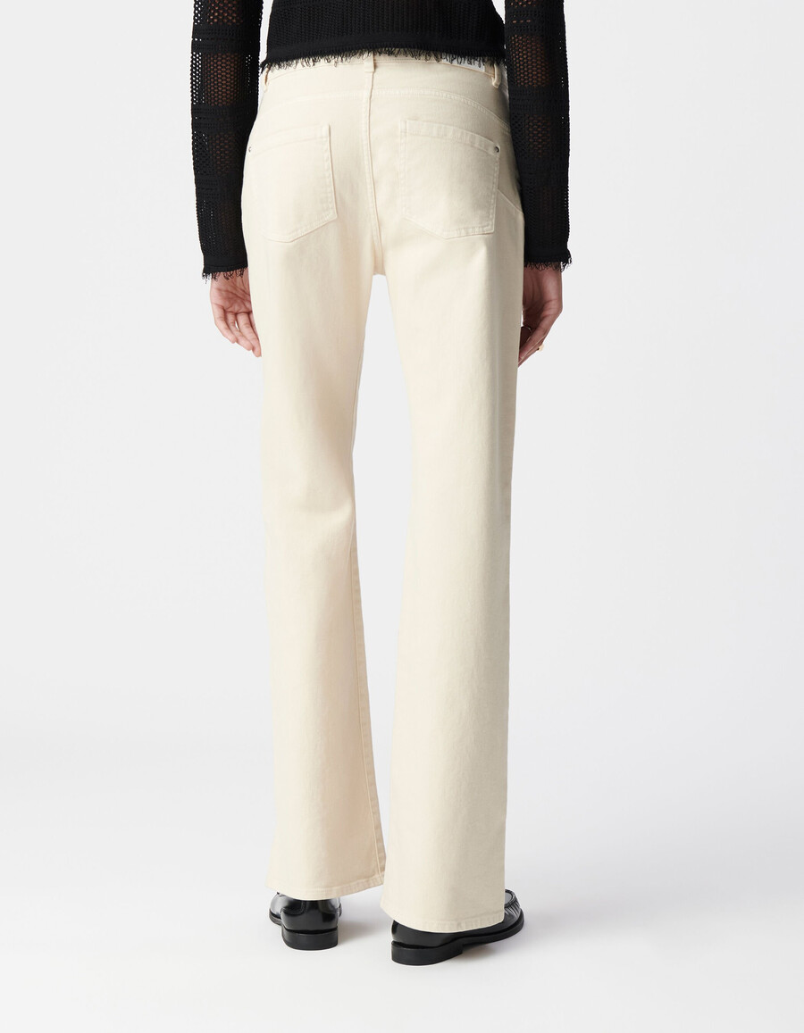 vaqueros acampanados beige para mujer con botones visibles y sin agua