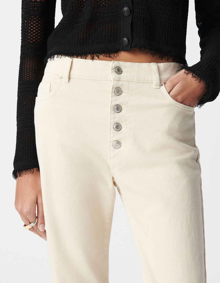 vaqueros acampanados beige para mujer con botones visibles y sin agua