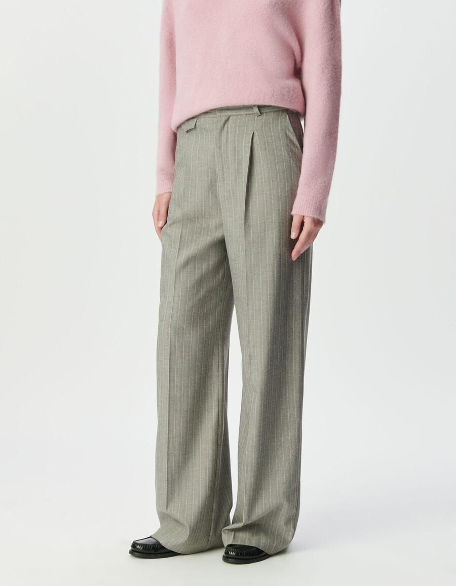 pantalón de traje gris de mujer con rayas rosas